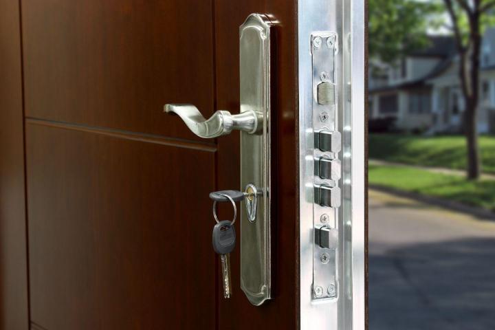 Composés de matériaux robustes tels que l'acier, les portes blindées offrent une protection supplémentaire contre les tentatives d'effraction.